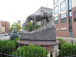 Полицейский департамент, Сиракузы -- статуя коня