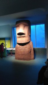 статуя моаи в музее естественной истории