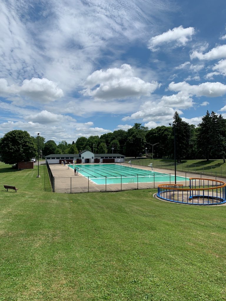 Бассейн в Торнден-парке в г. Сиракузы, США (фото 21 июля 2020 г.)