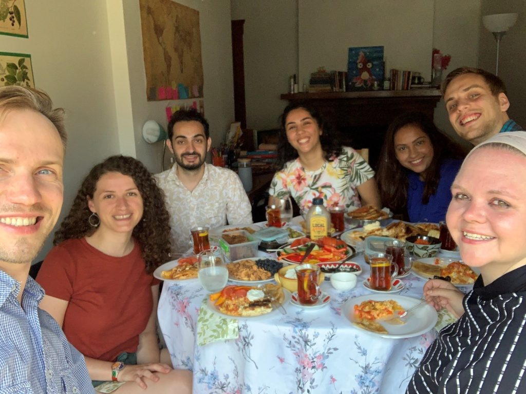 На турецком завтраке у Шуле. Слева-направо: Юра, Анемона, Зейд, Шуле, Шанель, Майкл, Наталия. Сиракузы, 16 июля 2020 г.